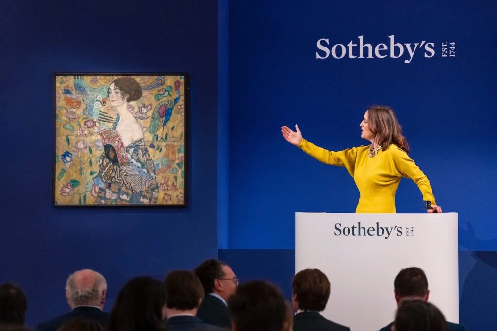 Christie’s,  Sotheby’s,  Rene Magritte,  nghe thuat suy thoai,  thi truong suy thoai,  thi truong nghe thuat,  nha dau gia,  tac pham dau gia,  bao cao 2024,  thi truong 2024,  nghe thuat toan cau,  gia tri nghe thuat,  ky luc dau gia anh 1