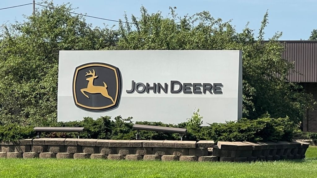 CEO,  luong CEO,  Apple,  Disney,  Tim Cook,  Robert Iger,  thuong cua CEO tang,  tai chinh cong ty,  loi nhuan cong ty,  luong CEO bao nhieu,  Tyson Foods,  Donnie King,  doanh thu tri tre,  luong gap 3 anh 4