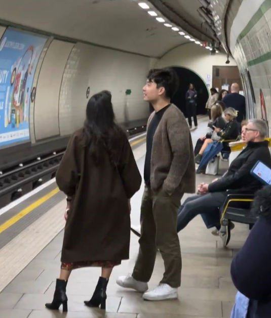 Uncle Roger,  Malaysia,  Nigel Ng,  YouTuber,  Sabrina,  Uncle Roger kết hôn,  vợ Uncle Roger,  ảnh cưới Uncle Roger,  BBC Food,  YouTuber nấu cơm,  BBC nấu cơm,   ảnh 13 Uncle Roger,  Malaysia,  Nigel Ng,  YouTuber,  Sabrina,  Uncle Roger ket hon,  vo Uncle Roger,  anh cuoi Uncle Roger,  BBC Food,  YouTuber nau com,  BBC nau com, anh 13