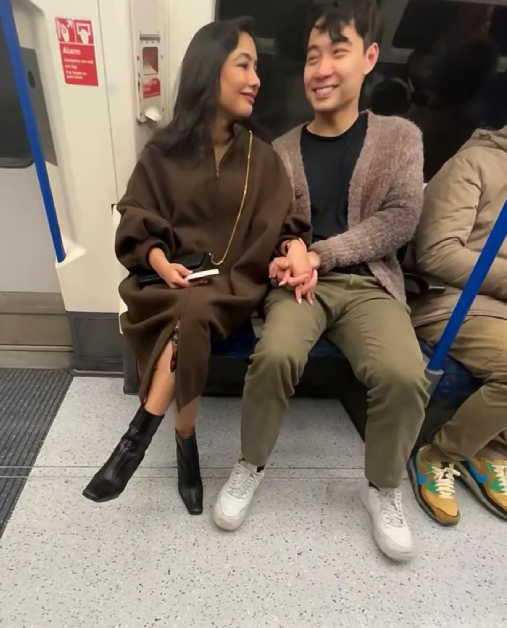 Uncle Roger,  Malaysia,  Nigel Ng,  YouTuber,  Sabrina,  Uncle Roger kết hôn,  vợ Uncle Roger,  ảnh cưới Uncle Roger,  BBC Food,  YouTuber nấu cơm,  BBC nấu cơm,   ảnh 12 Uncle Roger,  Malaysia,  Nigel Ng,  YouTuber,  Sabrina,  Uncle Roger ket hon,  vo Uncle Roger,  anh cuoi Uncle Roger,  BBC Food,  YouTuber nau com,  BBC nau com, anh 12