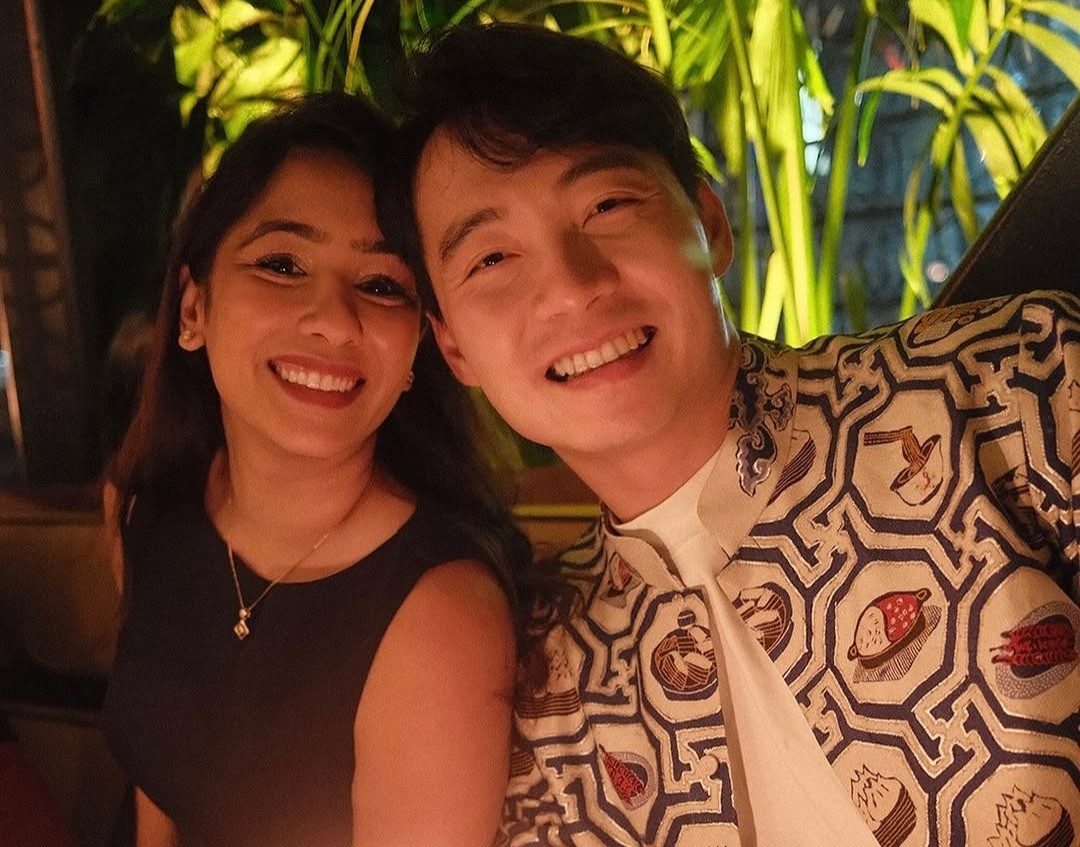 Uncle Roger,  Malaysia,  Nigel Ng,  YouTuber,  Sabrina,  Uncle Roger kết hôn,  vợ Uncle Roger,  ảnh cưới Uncle Roger,  BBC Food,  YouTuber nấu cơm,  BBC nấu cơm,   ảnh 16 Uncle Roger,  Malaysia,  Nigel Ng,  YouTuber,  Sabrina,  Uncle Roger ket hon,  vo Uncle Roger,  anh cuoi Uncle Roger,  BBC Food,  YouTuber nau com,  BBC nau com, anh 16