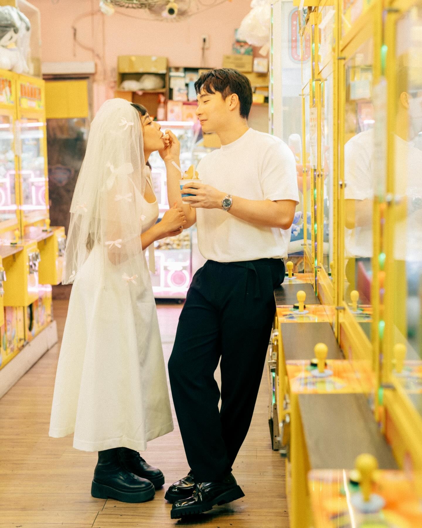 Uncle Roger,  Malaysia,  Nigel Ng,  YouTuber,  Sabrina,  Uncle Roger kết hôn,  vợ Uncle Roger,  ảnh cưới Uncle Roger,  BBC Food,  YouTuber nấu cơm,  BBC nấu cơm,   ảnh 4 Uncle Roger,  Malaysia,  Nigel Ng,  YouTuber,  Sabrina,  Uncle Roger ket hon,  vo Uncle Roger,  anh cuoi Uncle Roger,  BBC Food,  YouTuber nau com,  BBC nau com, anh 4