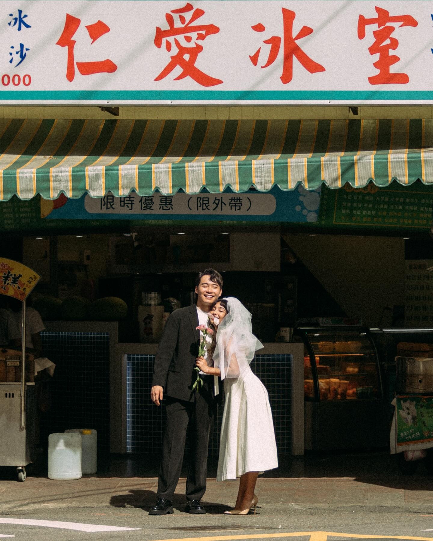 Uncle Roger,  Malaysia,  Nigel Ng,  YouTuber,  Sabrina,  Uncle Roger kết hôn,  vợ Uncle Roger,  ảnh cưới Uncle Roger,  BBC Food,  YouTuber nấu cơm,  BBC nấu cơm,   ảnh 3 Uncle Roger,  Malaysia,  Nigel Ng,  YouTuber,  Sabrina,  Uncle Roger ket hon,  vo Uncle Roger,  anh cuoi Uncle Roger,  BBC Food,  YouTuber nau com,  BBC nau com, anh 3