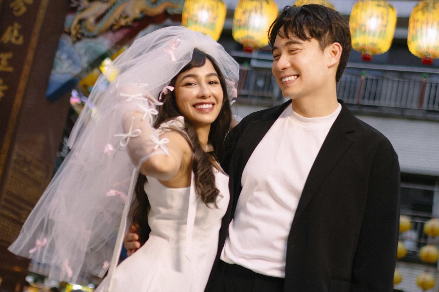 YouTuber 'Uncle Roger' tai hon, khoe anh cuoi moi hinh anh