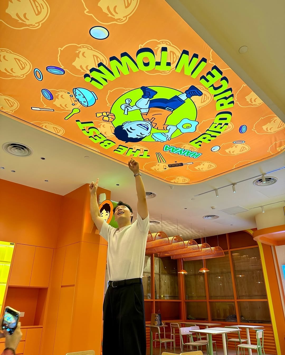 Uncle Roger,  Malaysia,  Nigel Ng,  YouTuber,  Sabrina,  Uncle Roger kết hôn,  vợ Uncle Roger,  ảnh cưới Uncle Roger,  BBC Food,  YouTuber nấu cơm,  BBC nấu cơm,   ảnh 21 Uncle Roger,  Malaysia,  Nigel Ng,  YouTuber,  Sabrina,  Uncle Roger ket hon,  vo Uncle Roger,  anh cuoi Uncle Roger,  BBC Food,  YouTuber nau com,  BBC nau com, anh 21