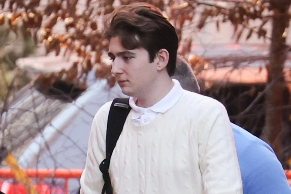 Barron Trump,  con trai Donald Trump,  Barron Trump 19 tuoi,  Barron Trump chieu cao, Barron Trump hoc truong nao, Barron Trump doi tu, Barron Trump tinh cach,  Barron Trump Melania Trump,  Barron Trump Donald Trump, Barron Trump bau cu 2024,  Barron Trump gia dinh,  Barron Trump New York,  Barron Trump su nghiep, Barron Trump mang xa hoi, anh 7