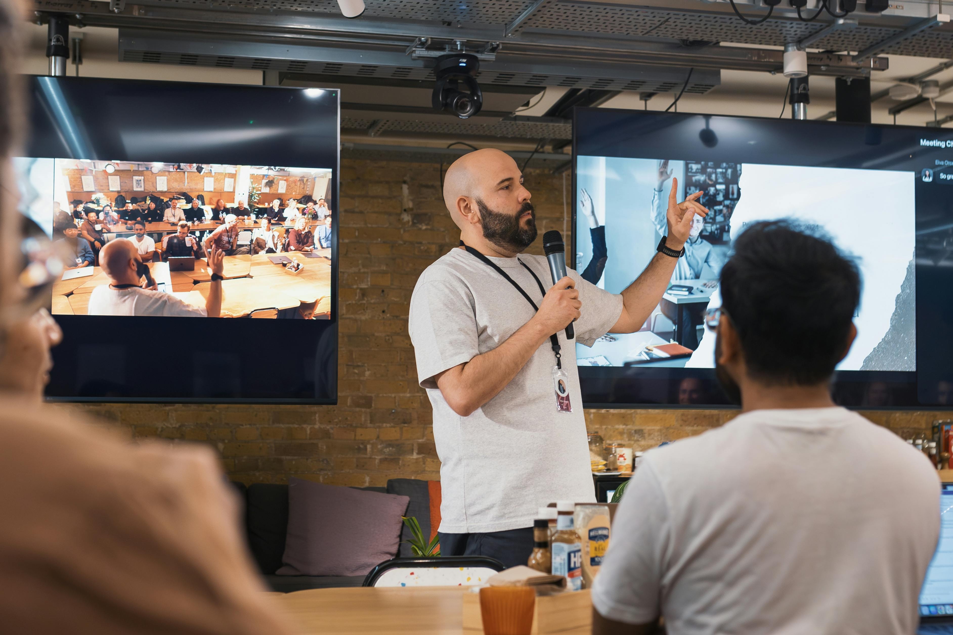 AI,  AI trong cong viec,  coachbot,  co van AI,  huan luyen vien AI,  chatbot,  nhan vien dung AI,  doanh nghiep,  chatbot AI,  HubSpot,  Chatbot Aimy,  thach thuc cua AI,  rui ro cua AI,  tinh minh bach AI,  hieu qua AI anh 3