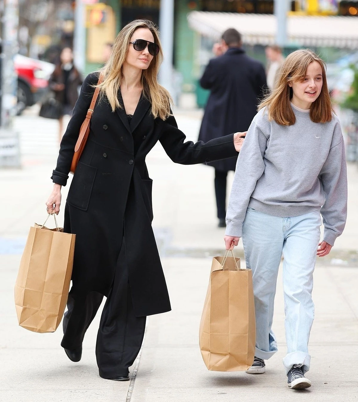 angelina_jolie_steps_daughter_46.jpg
