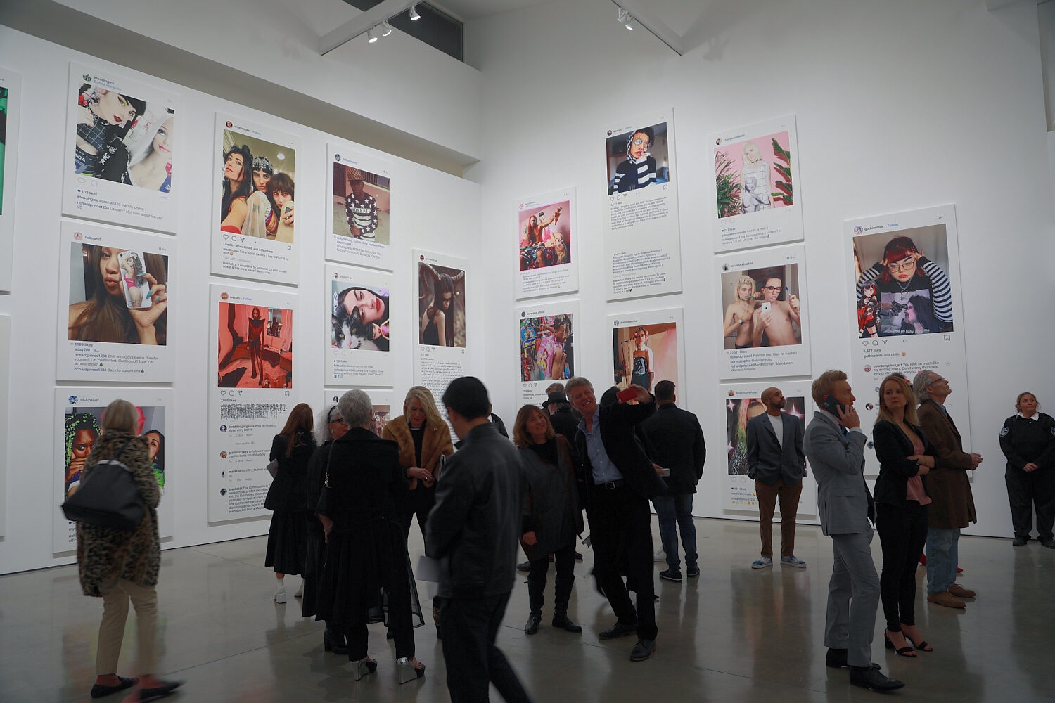 chuoi dan tuong,  tac pham tranh cai,  nghe thuat 21,  tac pham nghe thuat,  nghe thuat duong dai,  nghe si tranh cai,  hoi hoa,  NFT,  tranh anh,  bao tang,  trien lam,  tac pham dieu khac anh 5