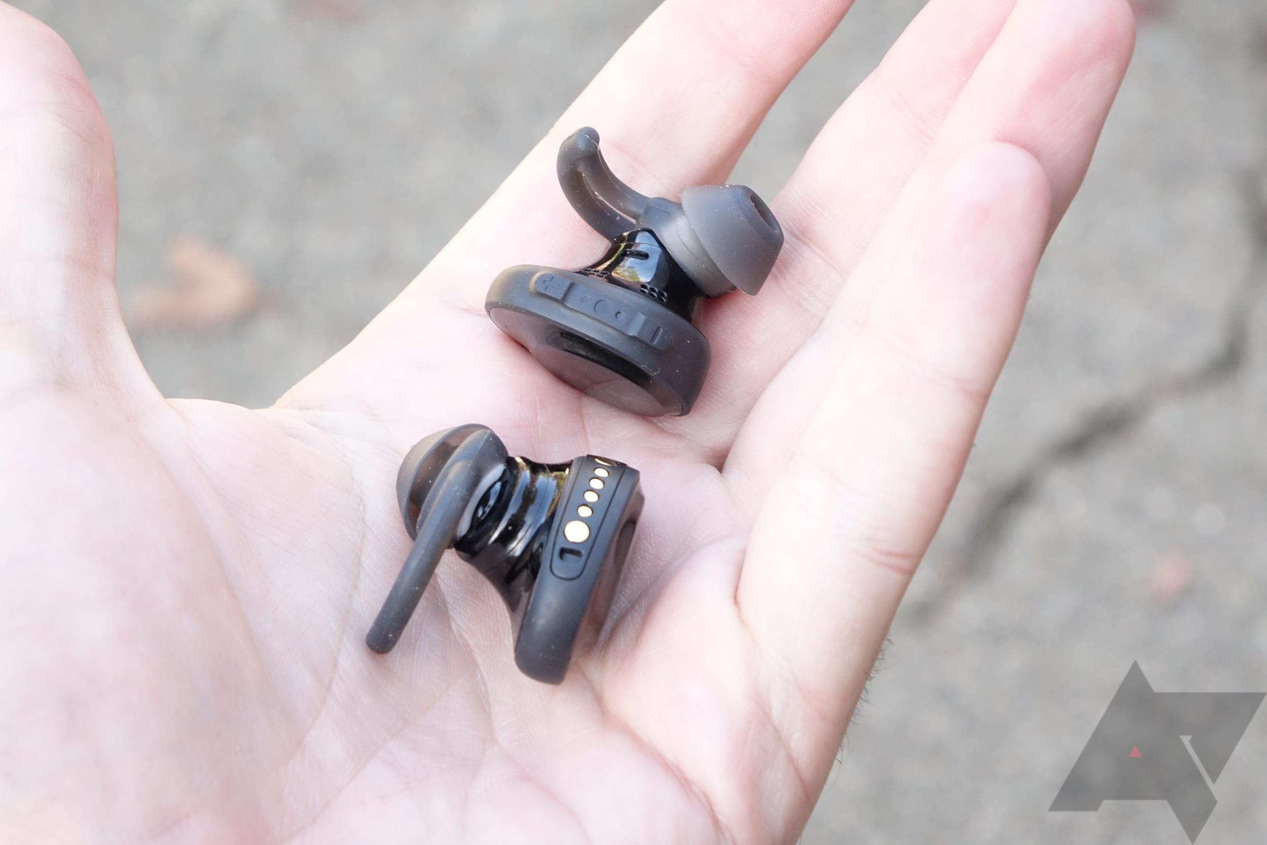 Nuot tai nghe trong luc ngu, sang day thay bung phat ra nhac hinh anh