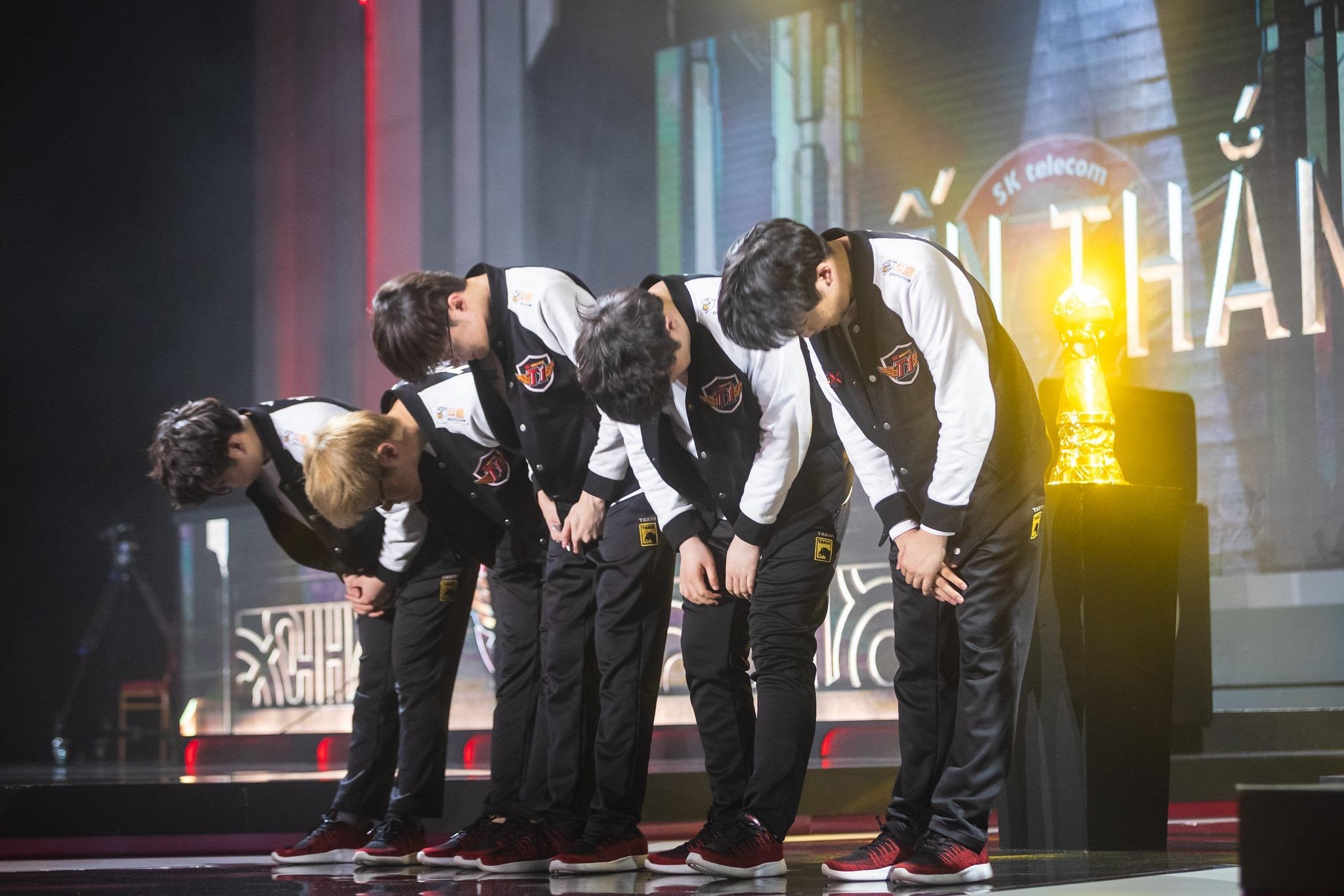 Nguoi ham mo qua cuong nhiet, SKT T1 gui loi cam on Viet Nam hinh anh