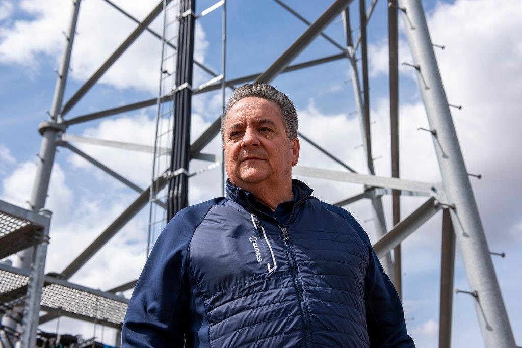 Ong Trump cam van Huawei, nong dan My lanh du hinh anh