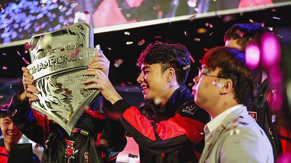 LMHT Viet Nam: Tu con chuot 20.000 dong den gaming house tien ty hinh anh