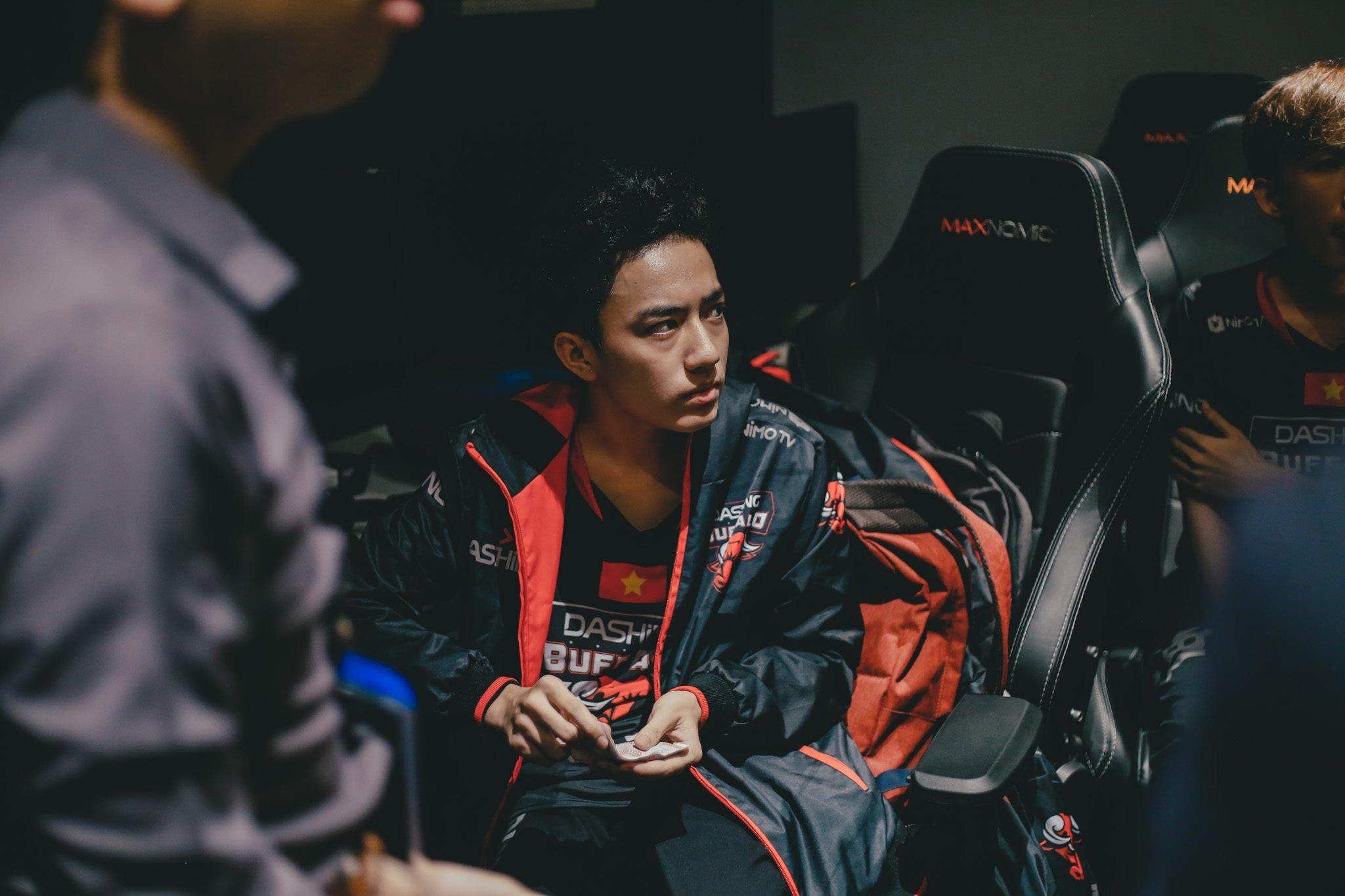 Tuyen thu LMHT Raizo bo hoc som, tung chay ban nhau de kiem song hinh anh