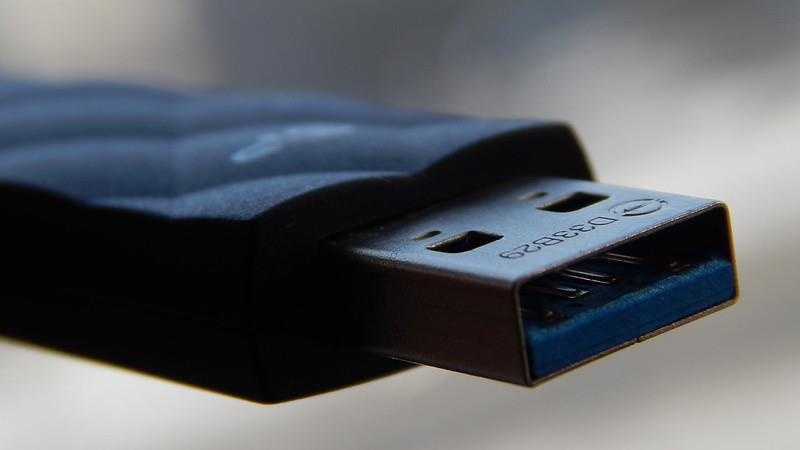 Cuu sinh vien mua USB tren mang, pha nat dan may tinh truong cu hinh anh