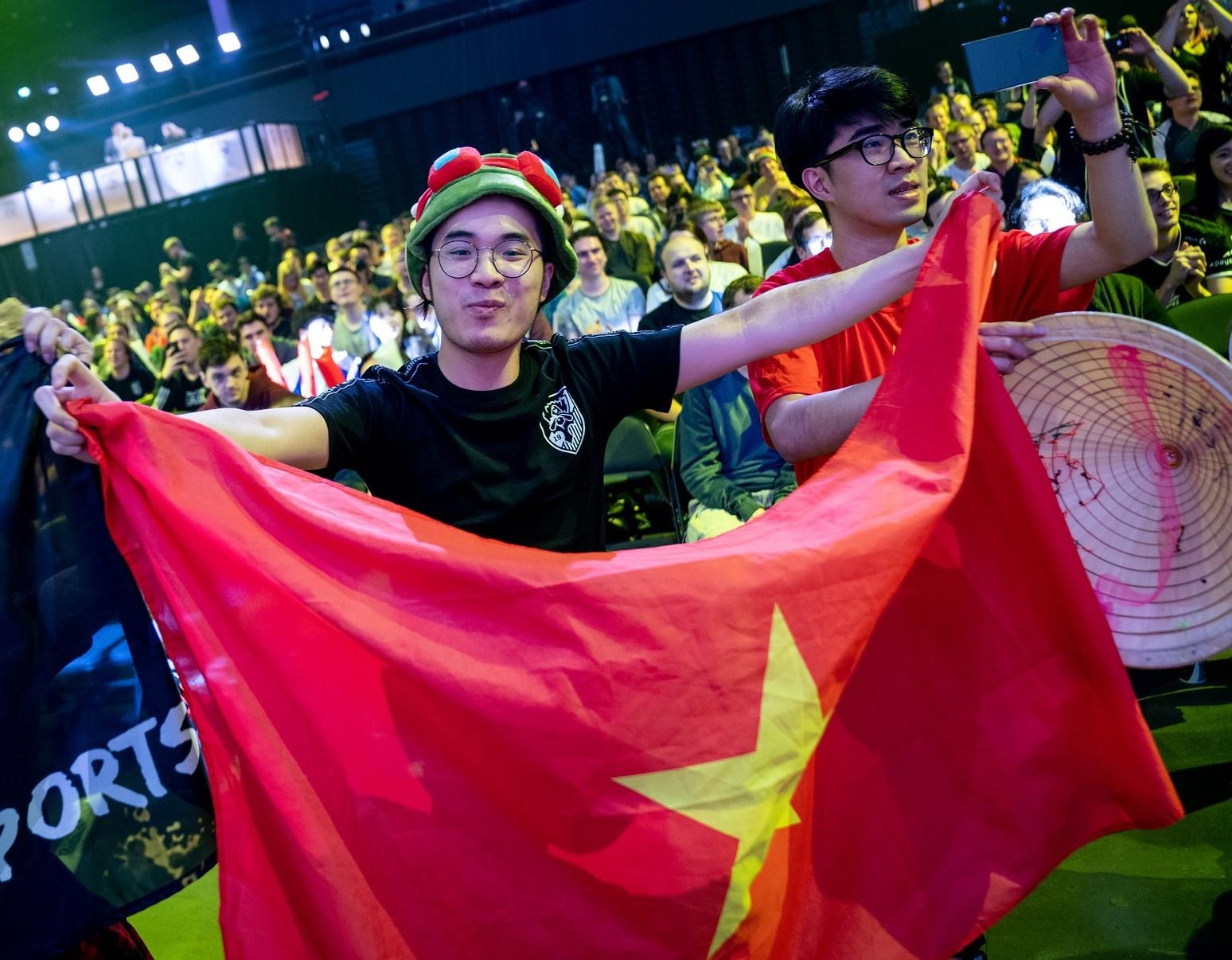 Co do sao vang, non la xuat hien tai Chung ket The gioi LMHT hinh anh