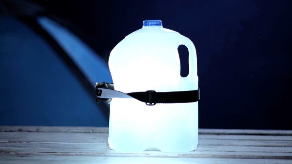 Nguoi Nhat che den tu chai nuoc, smartphone trong sieu bao Hagibis hinh anh