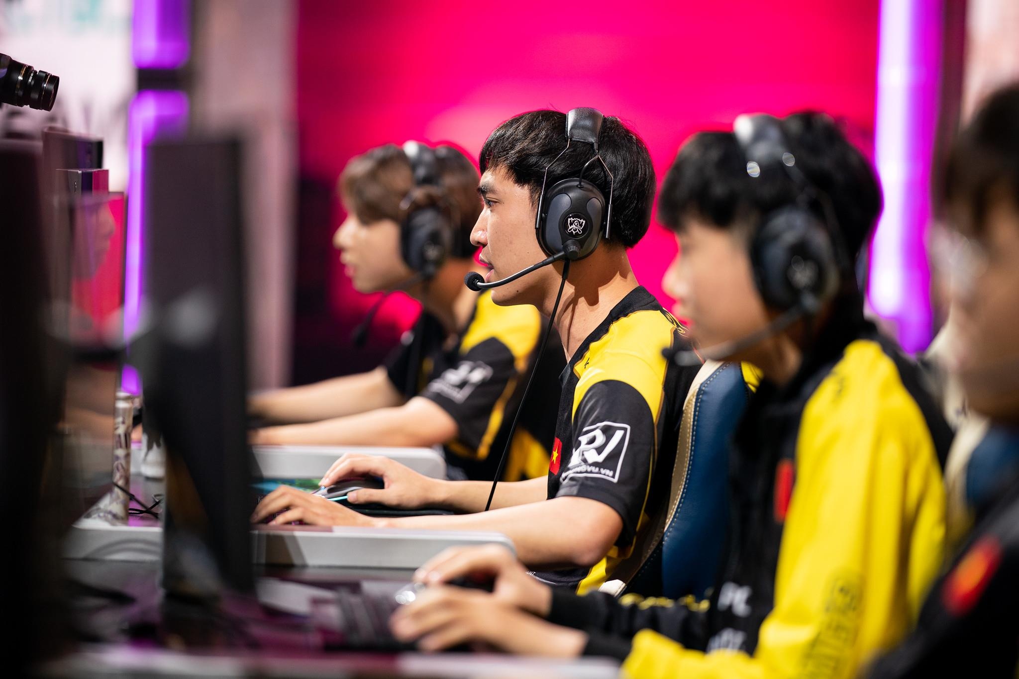 Tuyen Lien Minh cua VN ve nuoc sau 5 tran thua o Chung ket The Gioi hinh anh