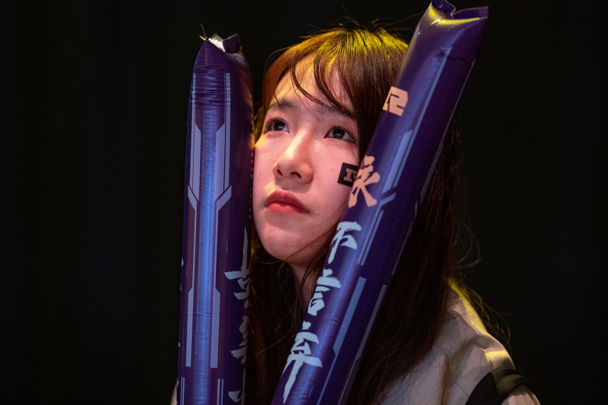 Nhung fan nu gay chu y o chung ket the gioi Lien Minh Huyen Thoai hinh anh