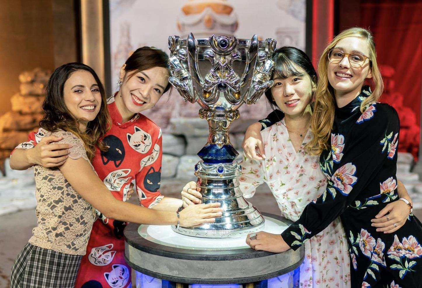 Dan MC xinh dep, tai gioi tai Chung ket The gioi LMHT hinh anh