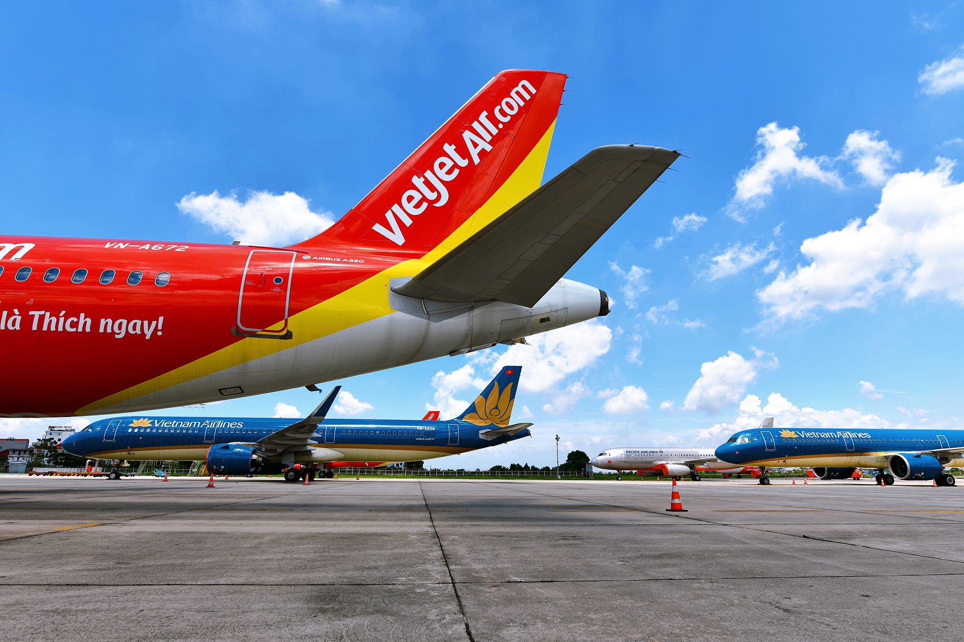 Cac hang hang khong dung ban ve chuyen bay noi dia hinh anh