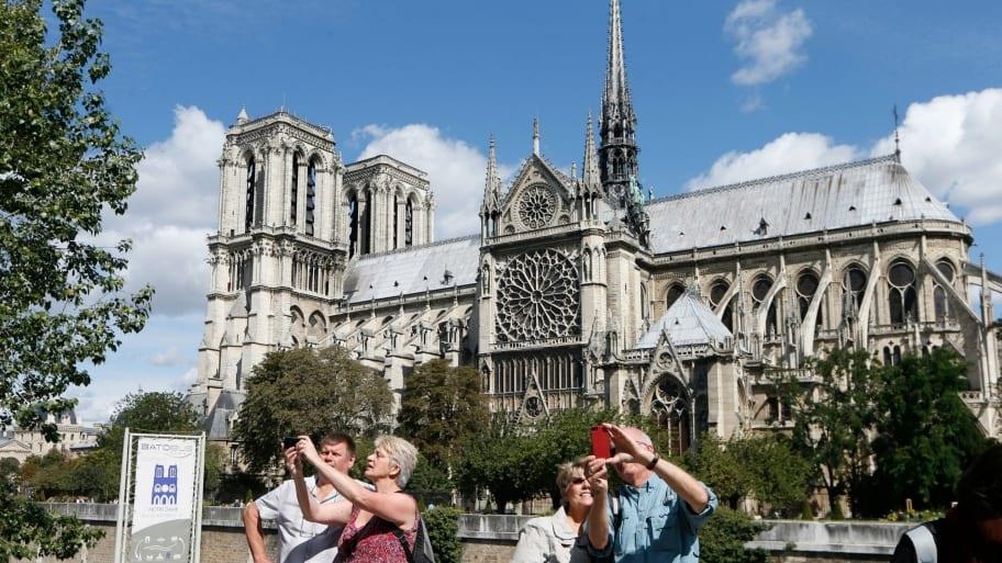 Du lich Phap doi mat ton that nang ne sau vu chay Nha tho Duc Ba hinh anh