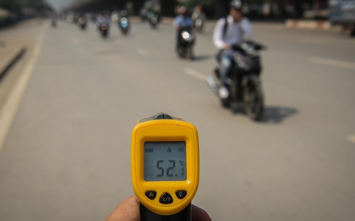 Shipper tang gia, che don hang trong ngay Ha Noi nang nong hinh anh