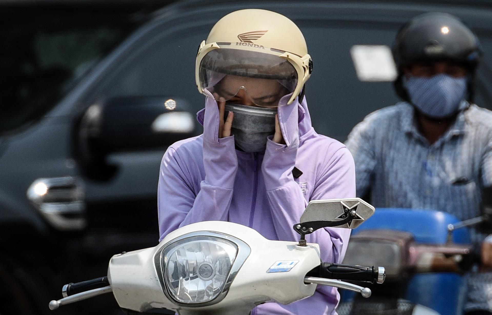 Ao chong nang,  giao do an tan noi bung no ngay nang nong anh 1