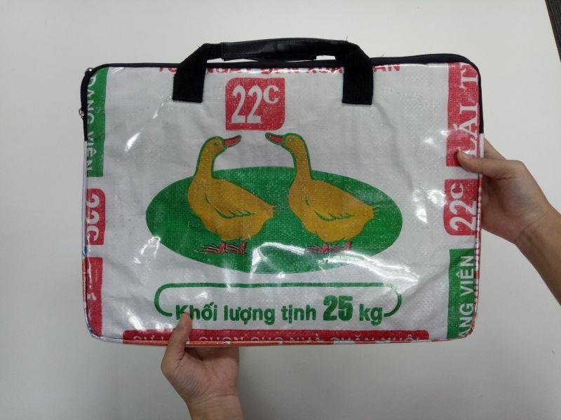 Tui xach ‘cam con co’ duoc ban voi gia 800.000 dong o Nhat Ban anh 1