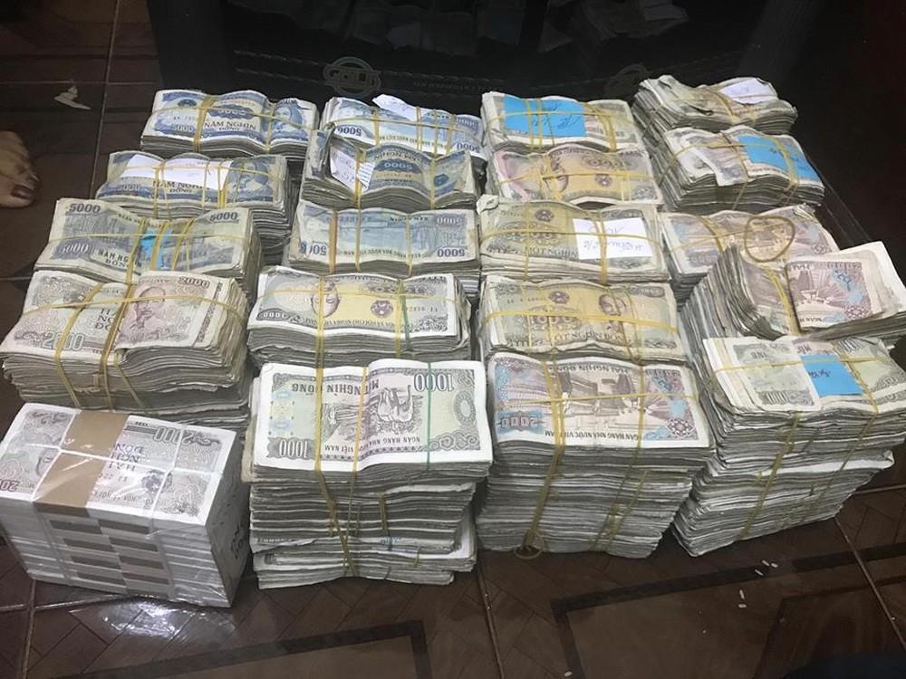 Vo chong cu ong 78 tuoi cho bao tai tien le di gui tiet kiem hinh anh