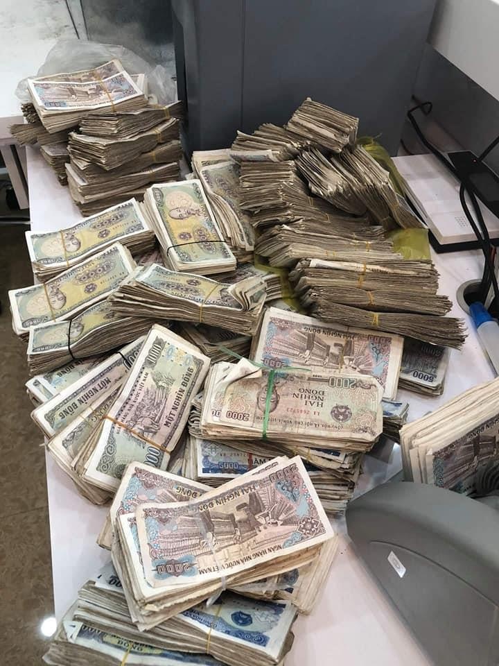 Nghẹn ngào vợ chồng già ở Quảng Bình chở bao tải tiền lẻ đi gửi tiết kiệm ảnh 1 Nghen ngao vo chong gia o Quang Binh cho bao tai tien le di gui tiet kiem anh 1