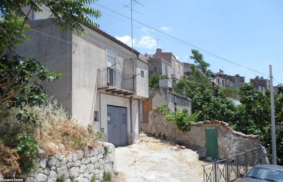 Kham pha khu nha hoang duoc rao ban voi gia chi 1 USD tai Italy anh 6