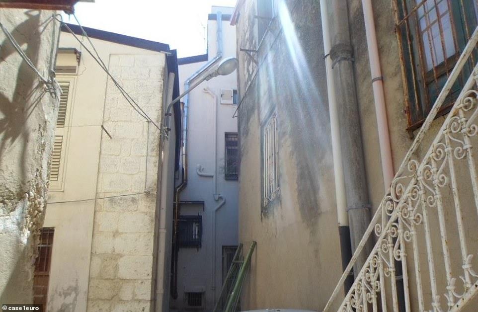 Kham pha khu nha hoang duoc rao ban voi gia chi 1 USD tai Italy anh 7