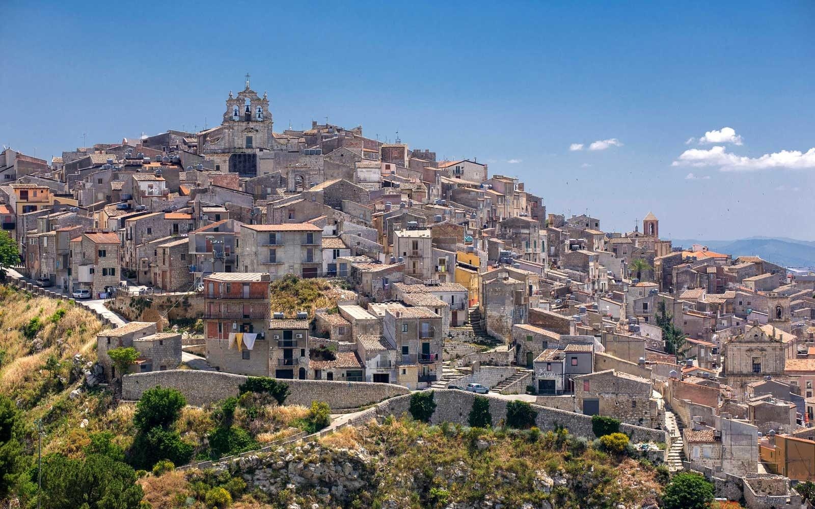 Kham pha khu nha hoang duoc rao ban voi gia chi 1 USD tai Italy anh 2