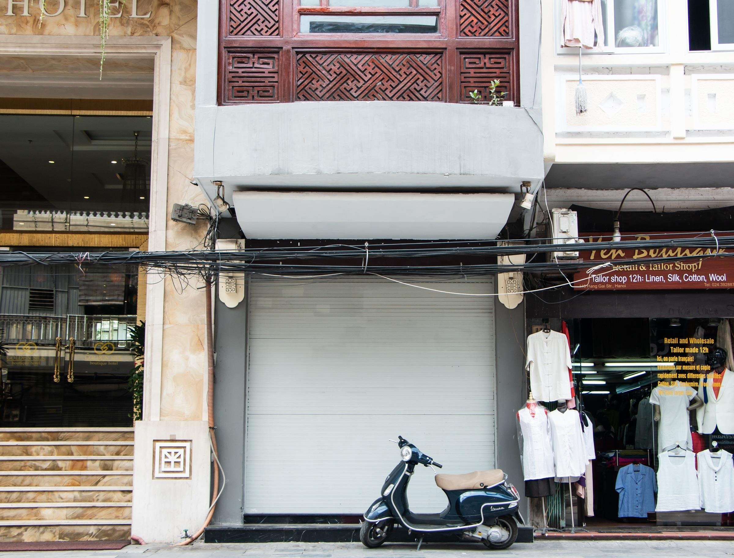 Cửa hàng Khaisilk tháo biển hiệu, tập trung tu sửa bên trong ảnh 2 Cua hang Khaisilk thao bien hieu, tap trung tu sua ben trong anh 2