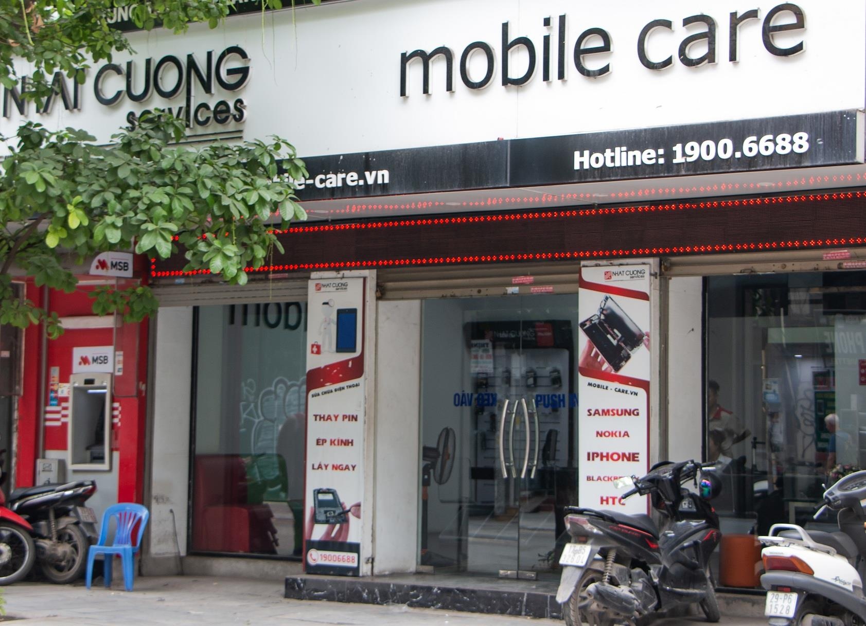 Them mot cua hang cua Nhat Cuong Mobile mo cua don khach hinh anh