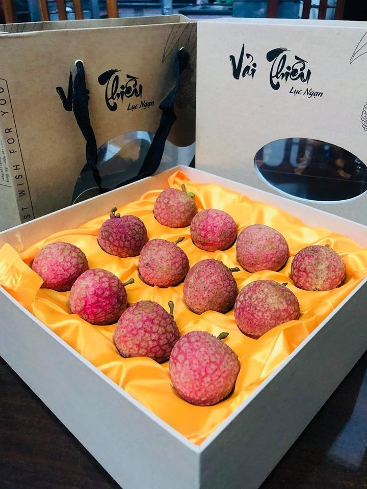 Vải thiều lót lụa được bán với giá 200.000 đồng/hộp 12 quả ảnh 1 Vai thieu lot lua duoc ban voi gia 200.000 dong/hop 12 qua anh 1