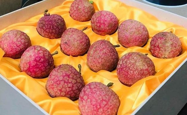 Vai thieu Luc Ngan duoc ban voi gia 200.000 dong mot hop 12 qua hinh anh