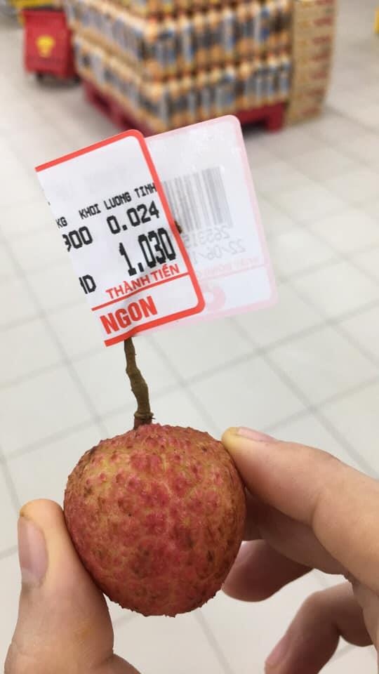 Nam thanh niên vào siêu thị mua 1 quả vải, thanh toán 1.000 đồng ảnh 1 Nam thanh nien vao sieu thi mua 1 qua vai, thanh toan 1.000 dong anh 1