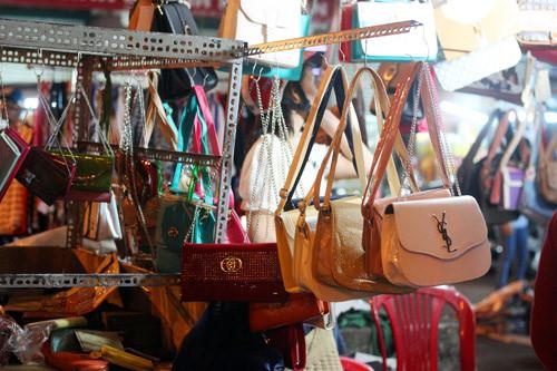 thu giữ hàng giả tại chợ Ninh Hiệp ảnh 1 thu giu hang gia tai cho Ninh Hiep anh 1