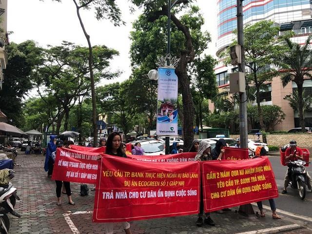 khách vây trụ sở TPBank đòi bảo lãnh ảnh 1 khach vay tru so TPBank doi bao lanh anh 1