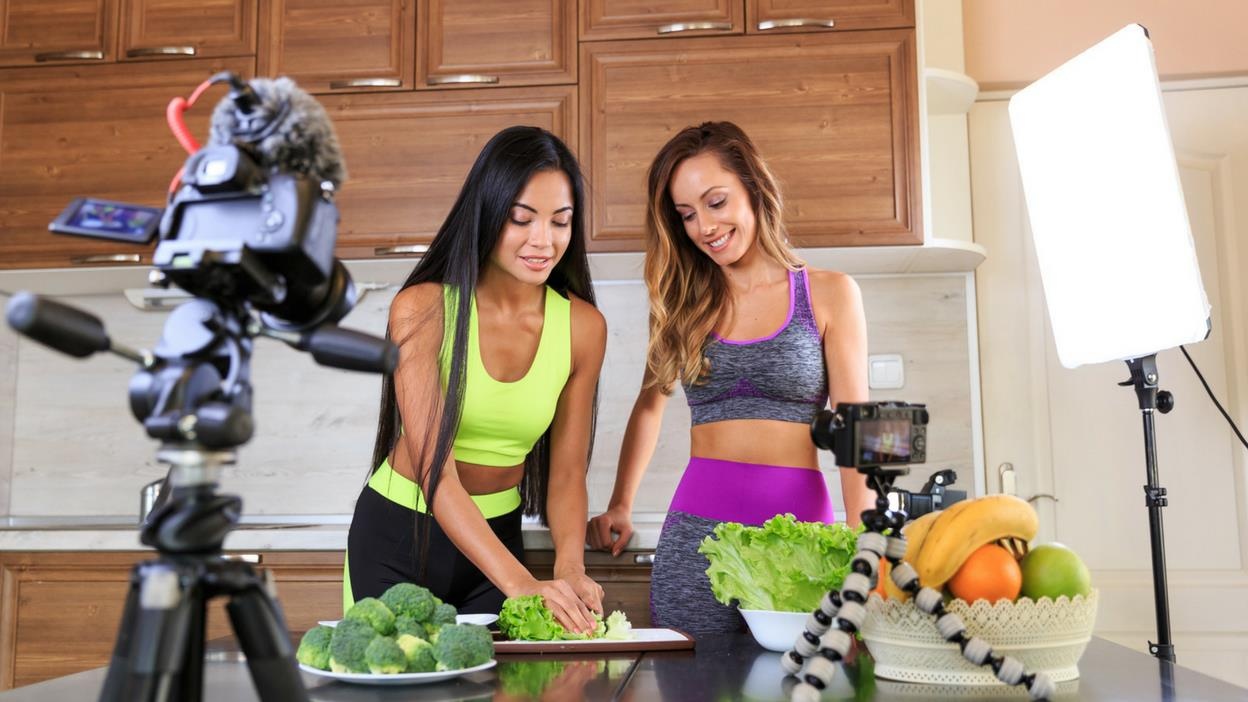 Tri cac ‘ngoi sao mang xa hoi’ gian doi, lua dao nhu the nao? hinh anh