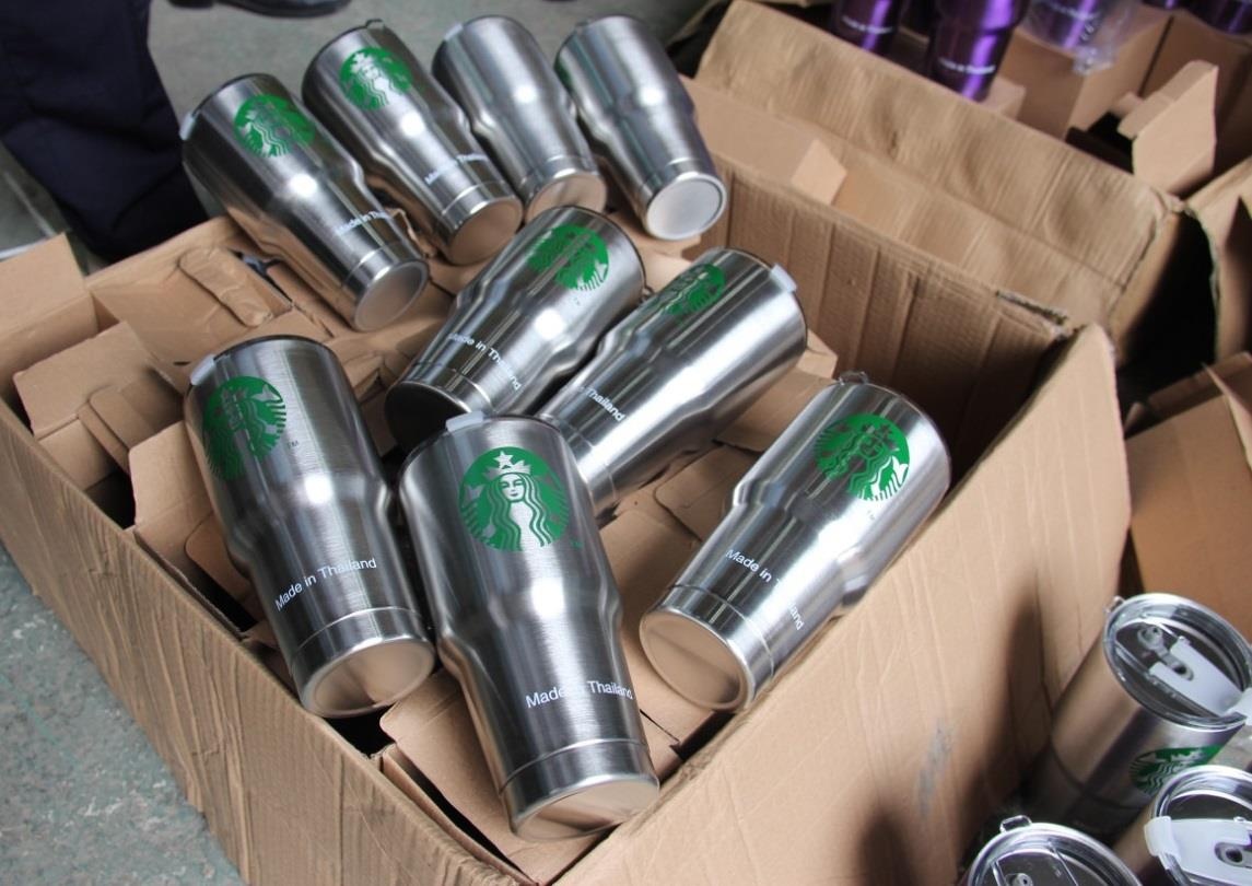 Coc giu nhiet Starbucks ‘Made in Thailand’ gia mao bi thu giu hinh anh