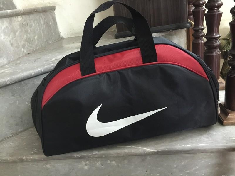 Gan 600 tui xach Nike, Adidas 'Made in China' bi bat giu hinh anh