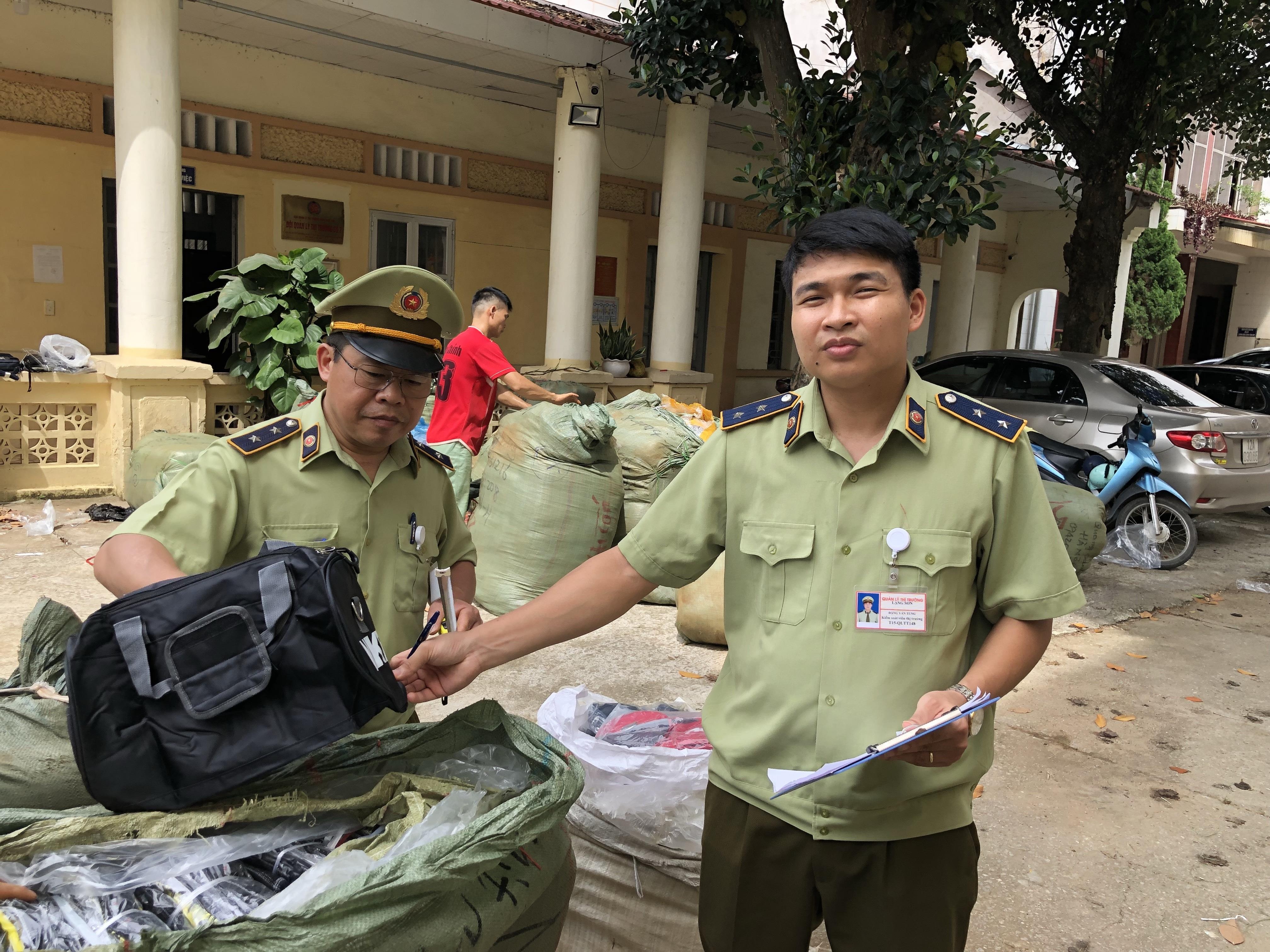 bắt giữ túi xách giả mạo Nike, Adidas ảnh 1 bat giu tui xach gia mao Nike, Adidas anh 1