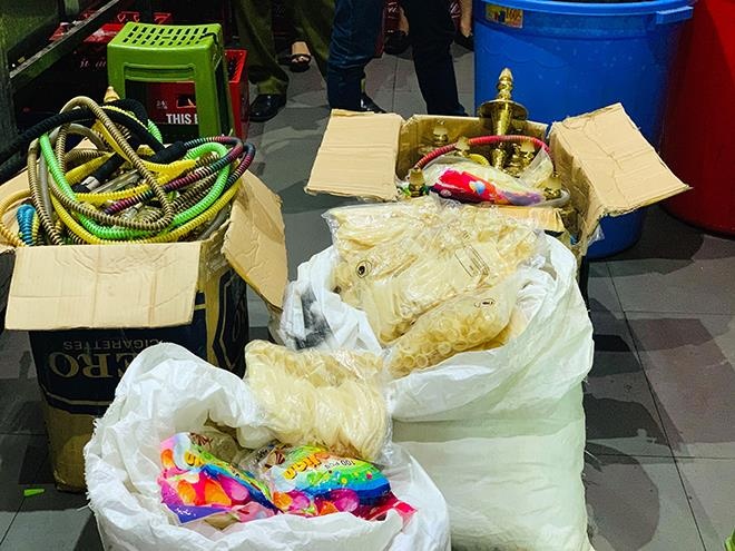 thu giữ bóng cười và dụng cụ hút shisha ảnh 1 thu giu bong cuoi va dung cu hut shisha anh 1