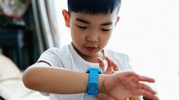 Sau vu truong Gateway,  phu huynh ‘nhao nhao’ tim dong ho dinh vi cho con anh 1