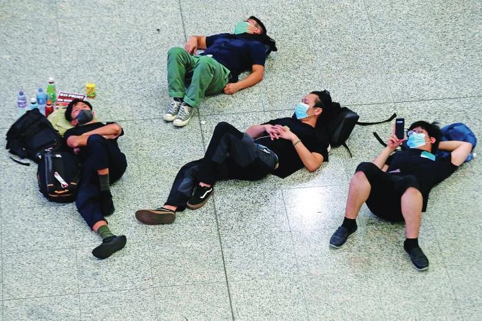 Hon 300 chuyen bay bi huy, khach vat va tai san bay Hong Kong hinh anh