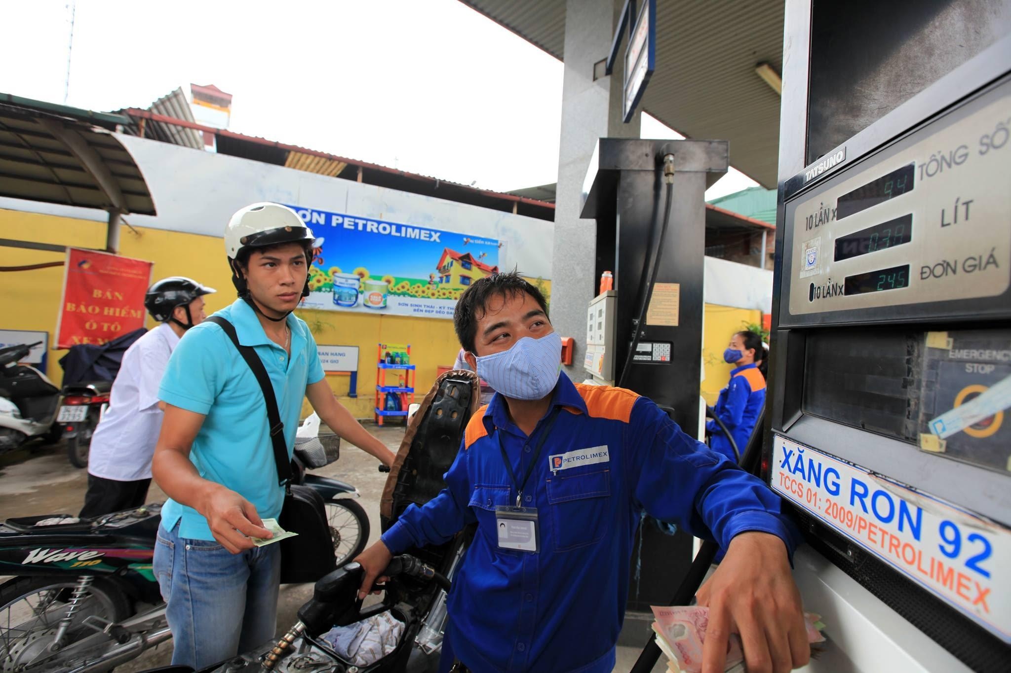 Gia xang giam nhe lan thu hai lien tiep anh 1