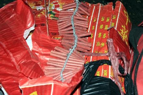 Cho thue 320 kg phao no gia 5 trieu dong, hai vo chong bi bat hinh anh
